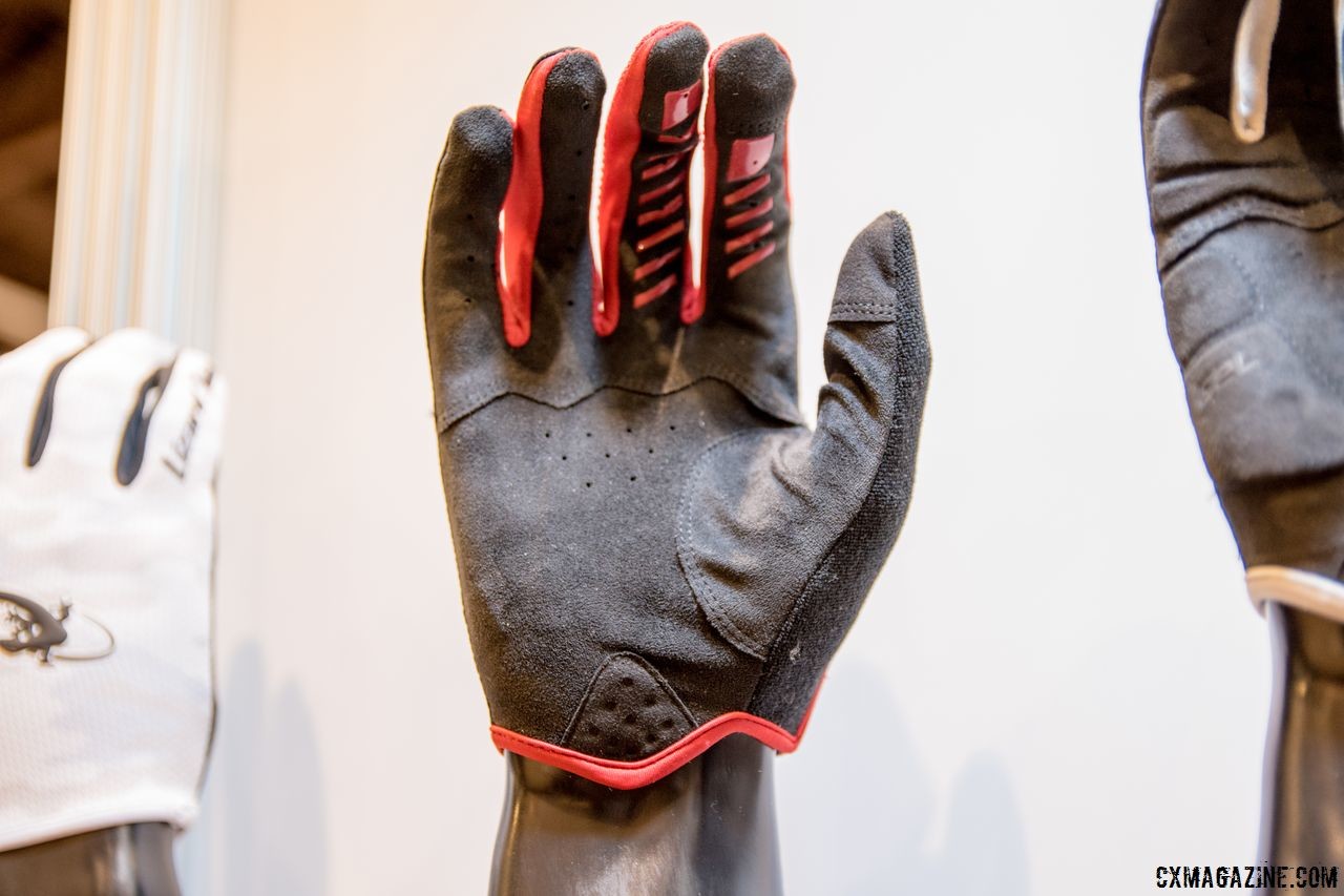 No padding if you prefer the bar tape to do it all for you. Lizard Skins Monitor gloves. 2018 Interbike Contact Point Product Round-Up. © C. Lee / Cyclocross Magazine
