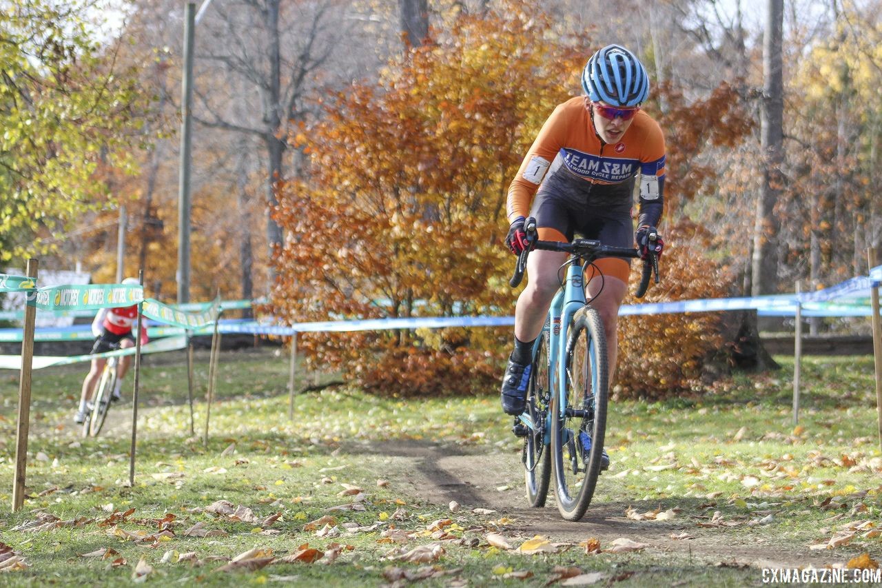 Clara Honsinger held onto a small lead over Ruby West before finally pulling away. 2018 Pan-American Cyclocross Championships, Midland, Ontario. © Z. Schuster / Cyclocross Magazine