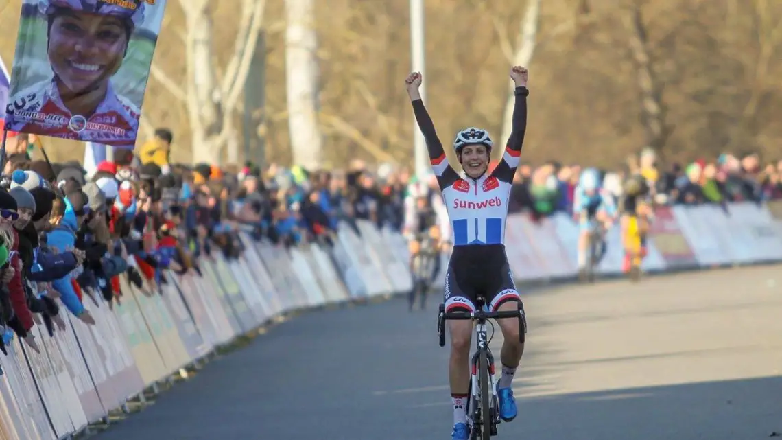 Lucinda Brand takes a flier on the last lap to win the 2018 Tabor UCI Cyclocross World Cup. © Bart Hazen / Cyclocross Magazine