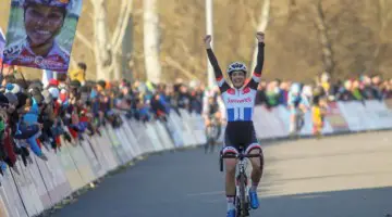 Lucinda Brand takes a flier on the last lap to win the 2018 Tabor UCI Cyclocross World Cup. © Bart Hazen / Cyclocross Magazine