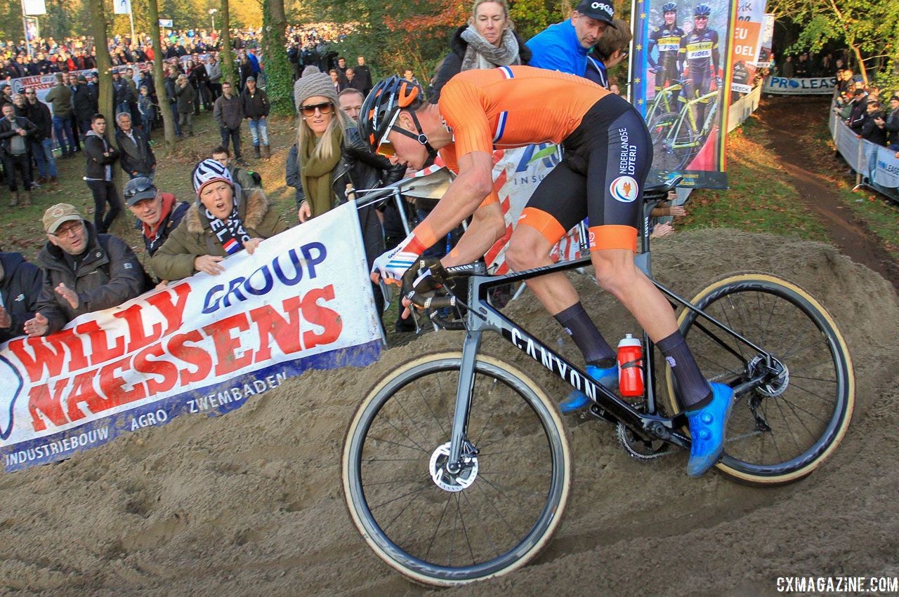 Mathieu van der Poel enters a sandy descent. 2018 European Cyclocross Championships, Rosmalen, Netherlands. © B. Hazen / Cyclocross Magazine