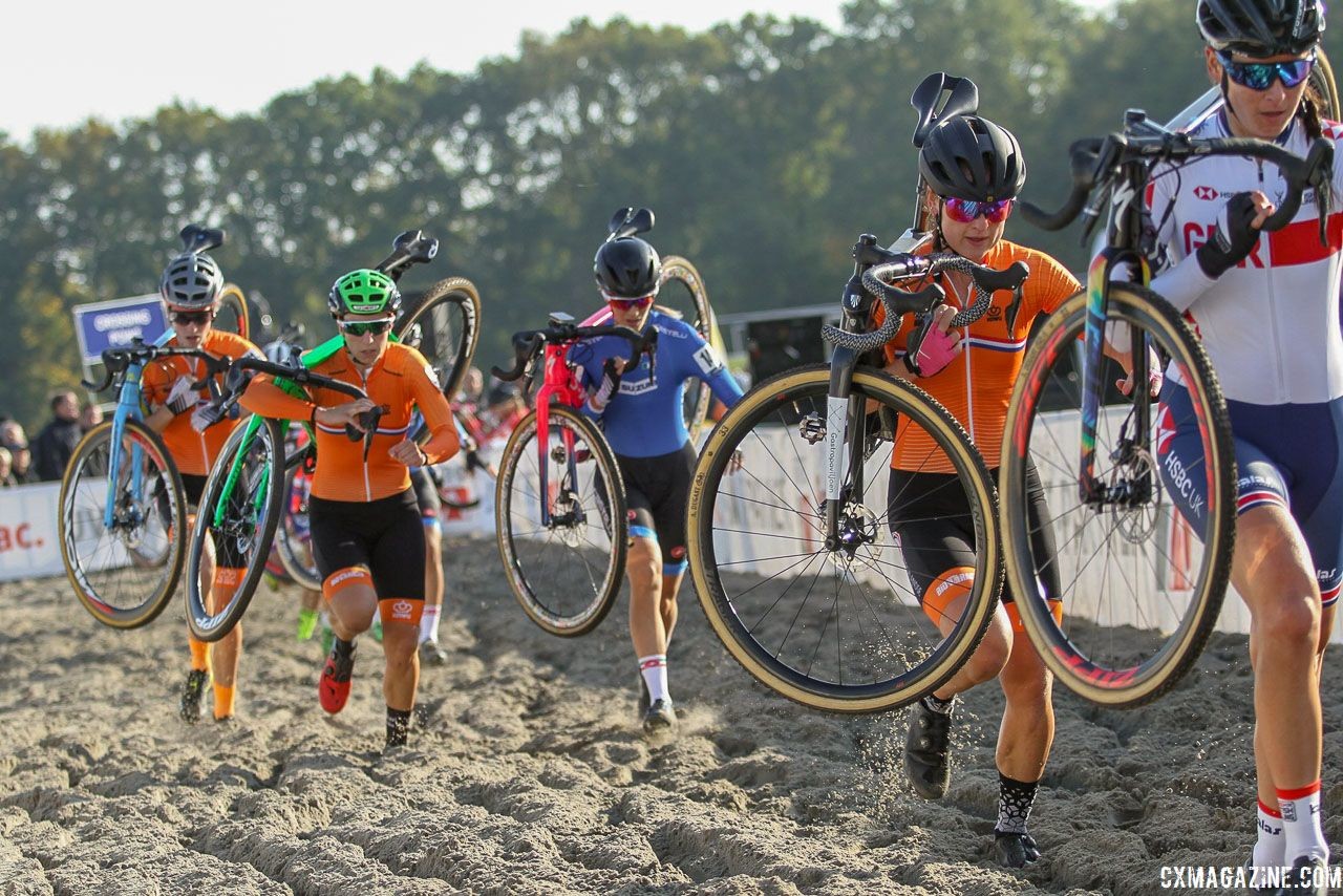 The Elite Women run through the sand. 2018 European Cyclocross Championships, Rosmalen, Netherlands. © B. Hazen / Cyclocross Magazine