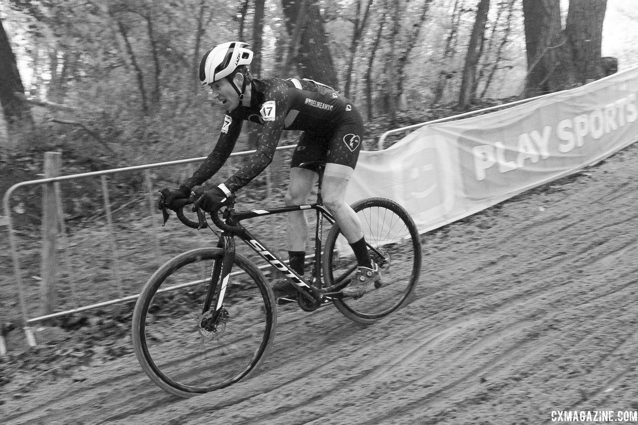 Corey Coogan Cisek stays focused on a descent. 2018 World Cup Koksijde. © B. Hazen / Cyclocross Magazine