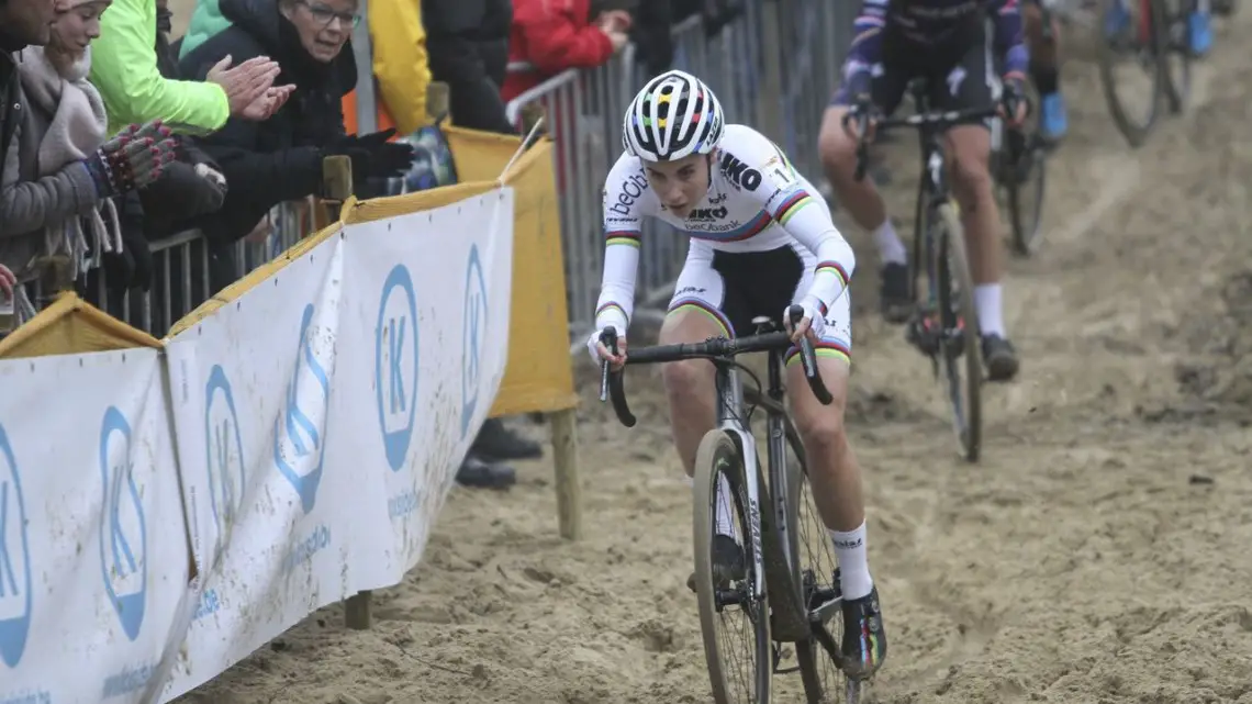 Sanne Cant attacked midway through the race. 2018 World Cup Koksijde. © B. Hazen / Cyclocross Magazine