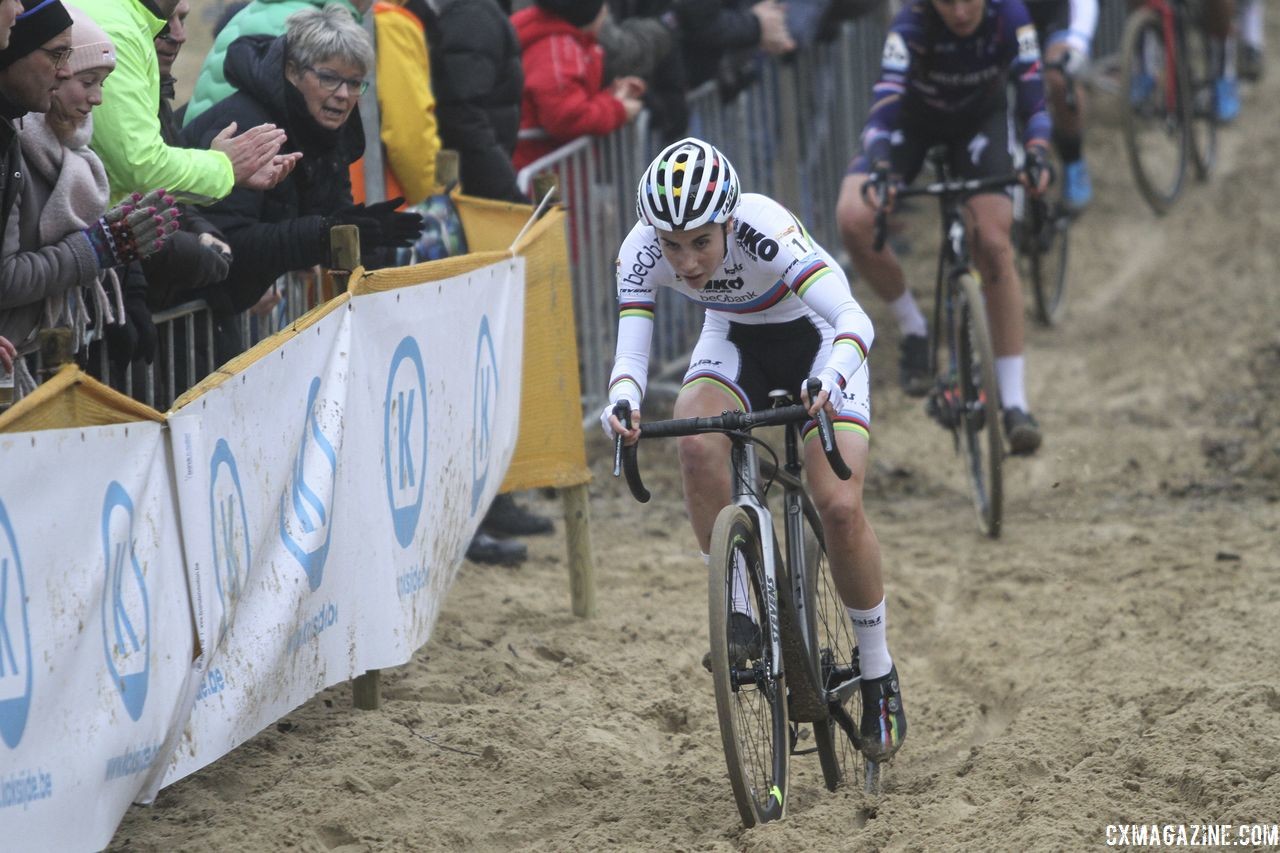 Sanne Cant attacked midway through the race. 2018 World Cup Koksijde. © B. Hazen / Cyclocross Magazine