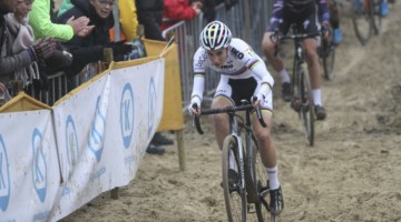 Sanne Cant attacked midway through the race. 2018 World Cup Koksijde. © B. Hazen / Cyclocross Magazine