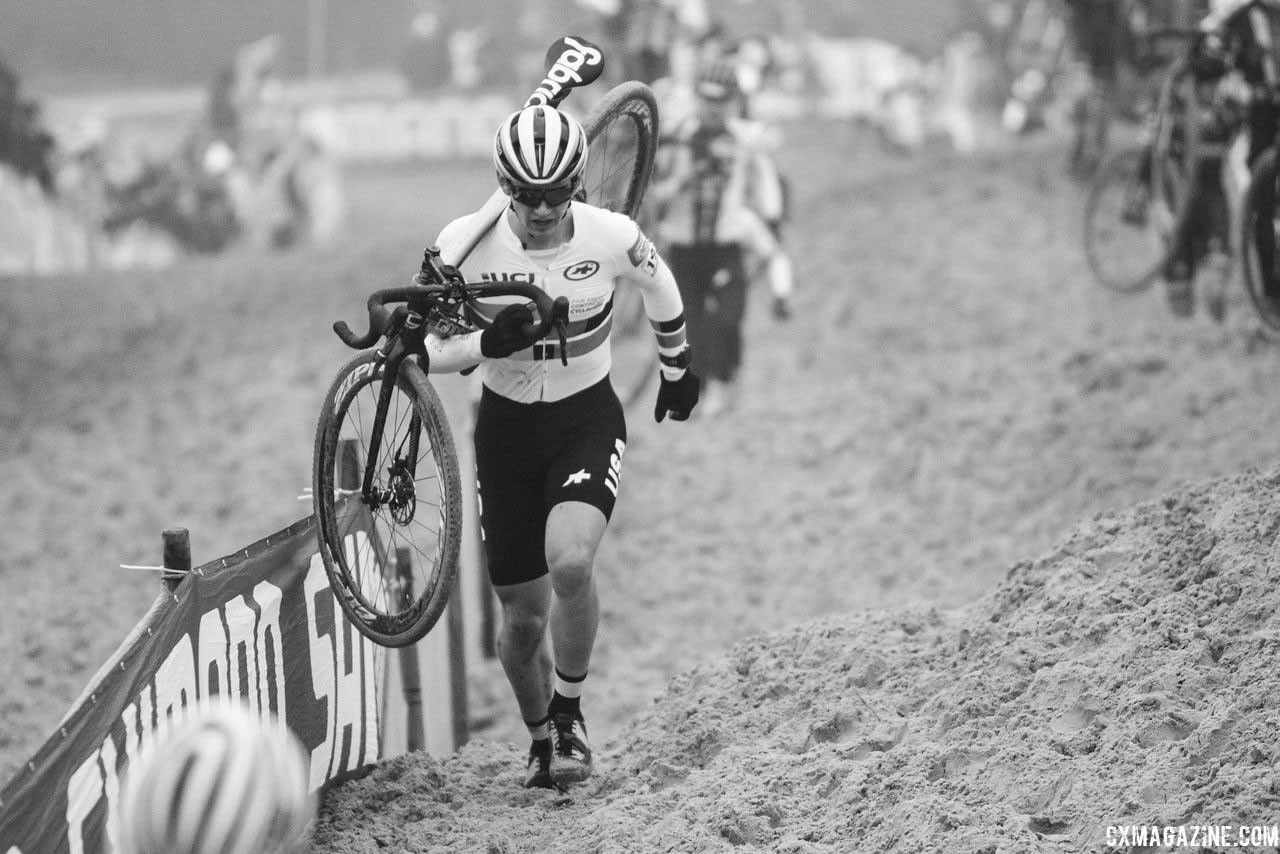 Magnus Sheffield takes the low line through one of the long sandy straights. 2018 World Cup Koksijde. © B. Hazen / Cyclocross Magazine
