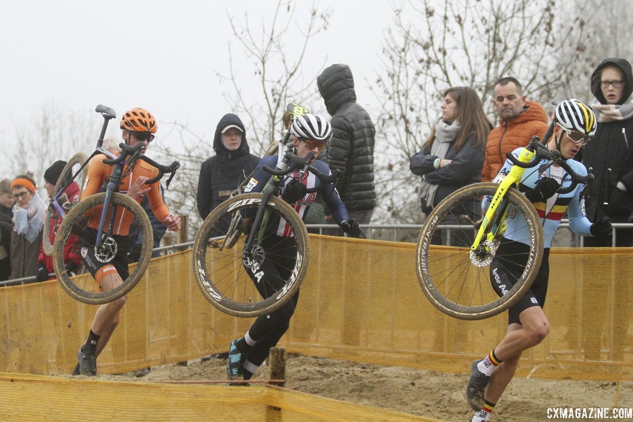 Alex Morton with a small group heading through the sand. 2018 World Cup Koksijde. © B. Hazen / Cyclocross Magazine