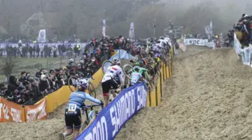 Noble joins a long train of riders running through the sand. 2018 World Cup Koksijde. © B. Hazen / Cyclocross Magazine