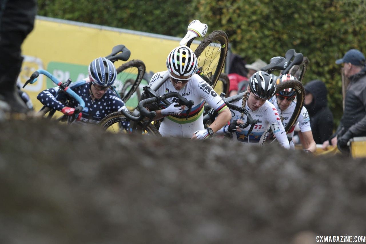 Despite some struggles, Sanne Cant leads the Sack Zelfbouw Ladies Trophy overall. 2018 Superprestige Gavere. © A. Yee / Cyclocross Magazine