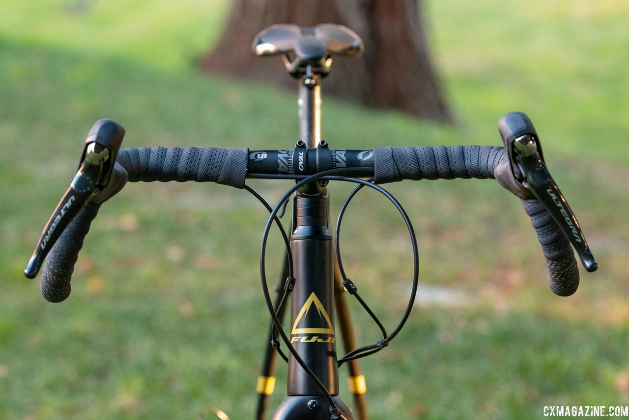Gold accents the bike throughout. 2019 Fuji Jari Carbon 1.1 Gravel bike. © Cyclocross Magazine