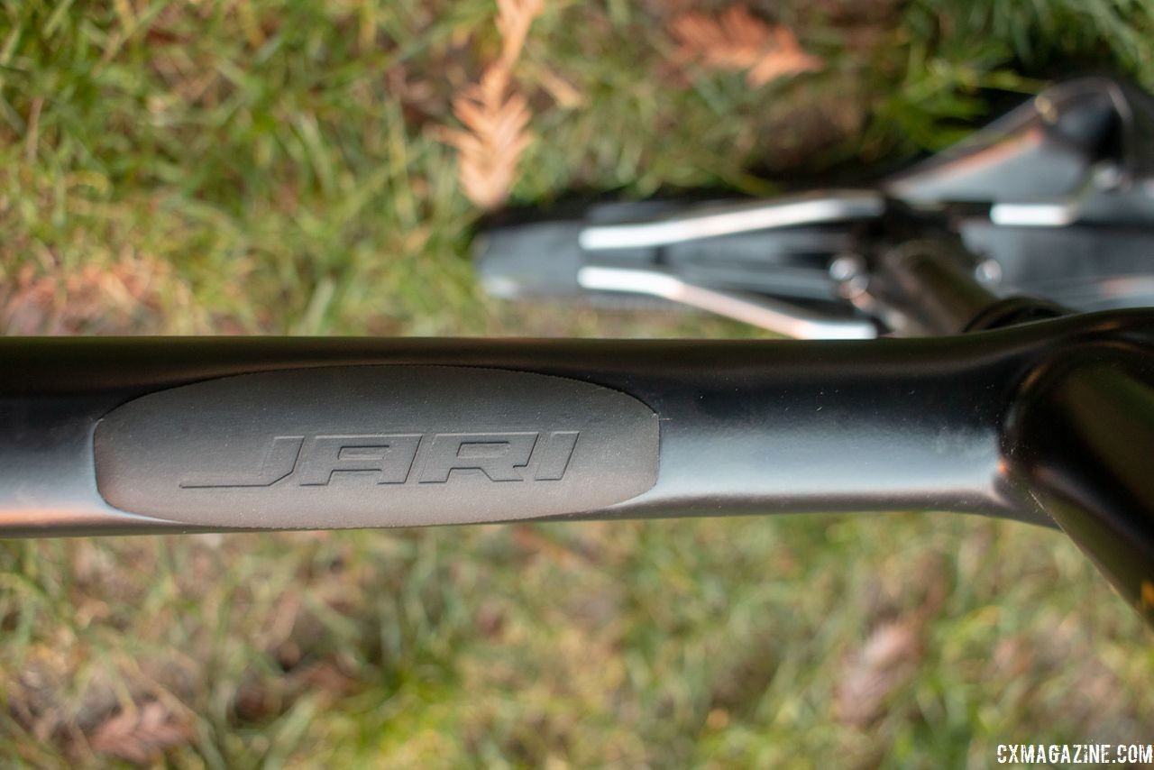 The Jari carbon includes a pad for more comfortable bike portage. 2019 Fuji Jari Carbon 1.1 Gravel bike. © Cyclocross Magazine