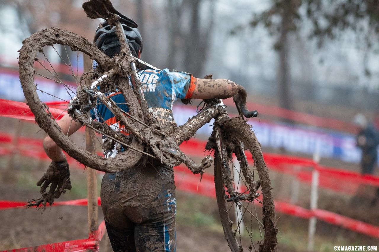 Many bikes got quickly clogged, and cantilever brakes offered riders far more stopping power than desired. Pit bikes were essential. Junior Men 17-18. 2018 Cyclocross National Championships, Louisville, KY. © A. Yee / Cyclocross Magazine