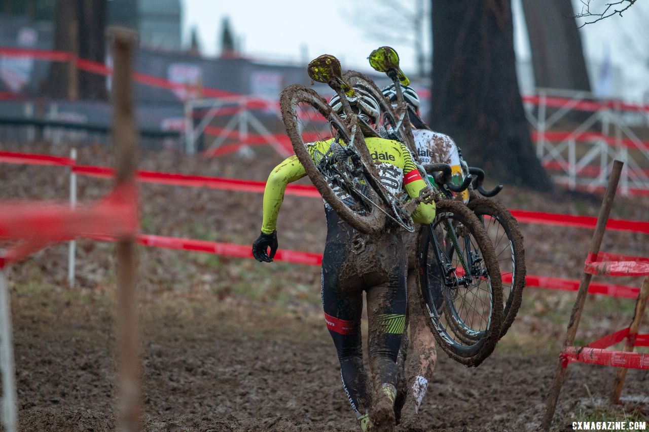 The Junior Men 17-18 race foreshadowed the Elite Men's race, with a Cannondale p/b CyclocrossWorld duo at the front for much of the race until NIck Carter ran past Sheffield. 2018 Cyclocross National Championships, Louisville, KY. © A. Yee / Cyclocross Magazine