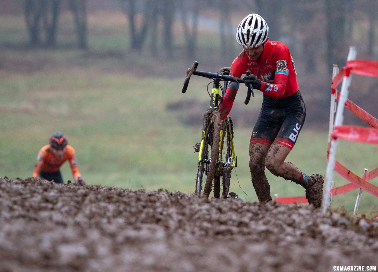 Jared Scott leads fellow Montana Cross Camp attendee Lucas Stierwalt in the race for the wide-angle podium. Junior Men 17-18. 2018 Cyclocross National Championships, Louisville, KY. © A. Yee / Cyclocross Magazine
