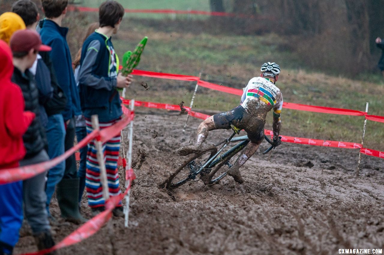 After getting tangled in the tape with just over one to go, Sheffield battled for second with Carter but his silver medal chances went down on the final major descent. Junior Men 17-18. 2018 Cyclocross National Championships, Louisville, KY. © A. Yee / Cyclocross Magazine