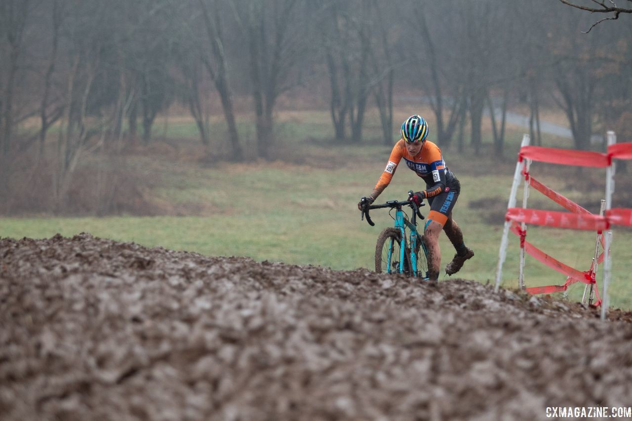Clara Honsinger gets ready to dismount at one of the many running sections. U23 Women. 2018 Cyclocross National Championships, Louisville, KY. © A. Yee / Cyclocross Magazine