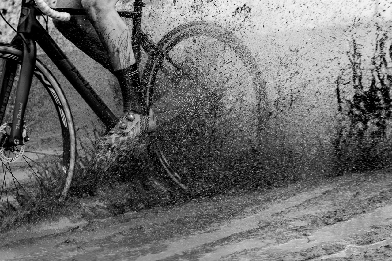 Dylan Zakrajsek grabbed the holeshot and sprayed his conpetitors coming off the pavement. Junior Men 15-16. 2018 Cyclocross National Championships, Louisville, KY. © A. Yee / Cyclocross Magazine