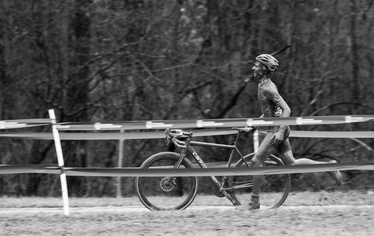 A rider runs to the pit with an apparent mechanical. Junior Men 15-16. 2018 Cyclocross National Championships, Louisville, KY. © A. Yee / Cyclocross Magazine