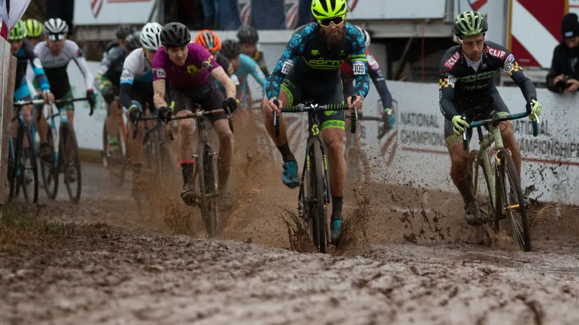 Jake Wells leads the charge through the holeshot. Singlespeed Men. 2018 Cyclocross National Championships, Louisville, KY. © A. Yee / Cyclocross Magazin