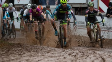 Jake Wells leads the charge through the holeshot. Singlespeed Men. 2018 Cyclocross National Championships, Louisville, KY. © A. Yee / Cyclocross Magazin