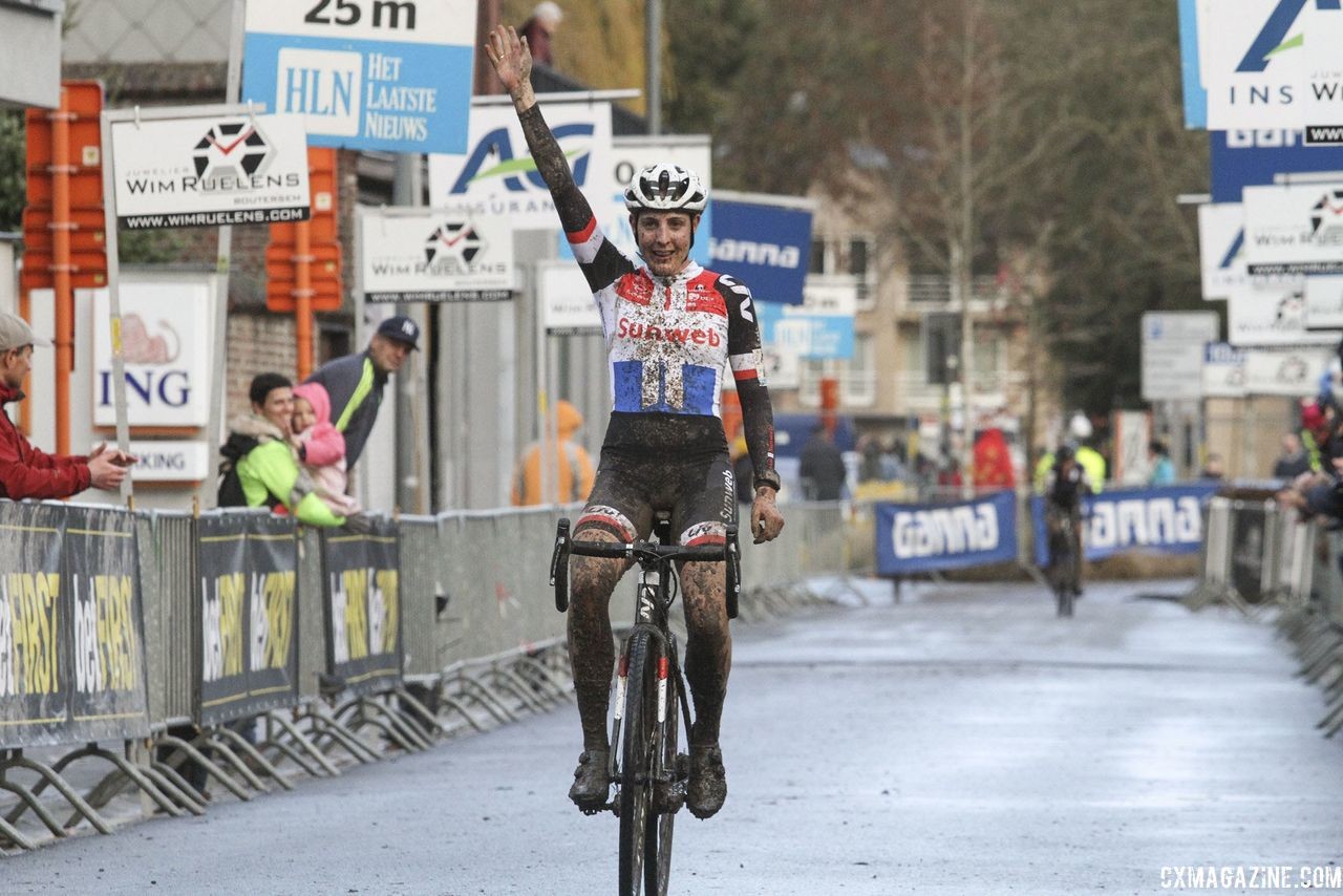 Lucinda Brand celebrates her Druivencross win. 2018 Vlaamse Druivencross Overijse. © B. Hazen / Cyclocross Magazine