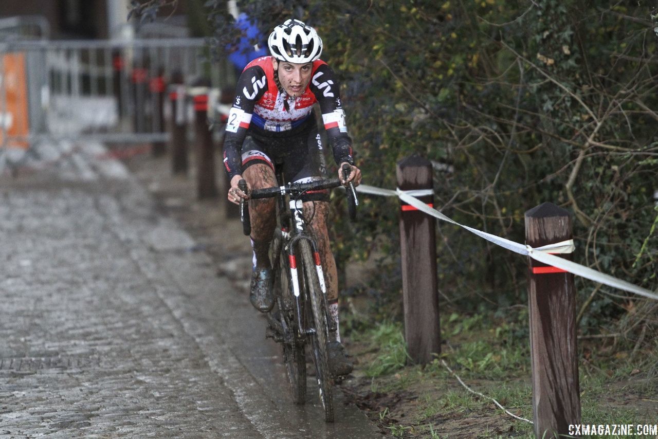 Lucinda Brand took advantage of the paved power inclines. 2018 Vlaamse Druivencross Overijse. © B. Hazen / Cyclocross Magazine