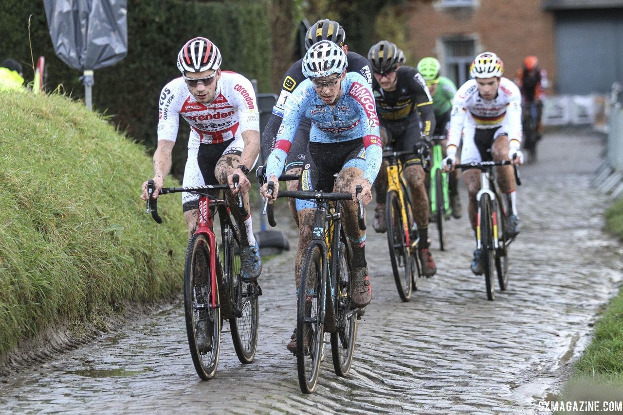 A lead group of six formed in Lap 3. 2018 Vlaamse Druivencross Overijse. © B. Hazen / Cyclocross Magazine