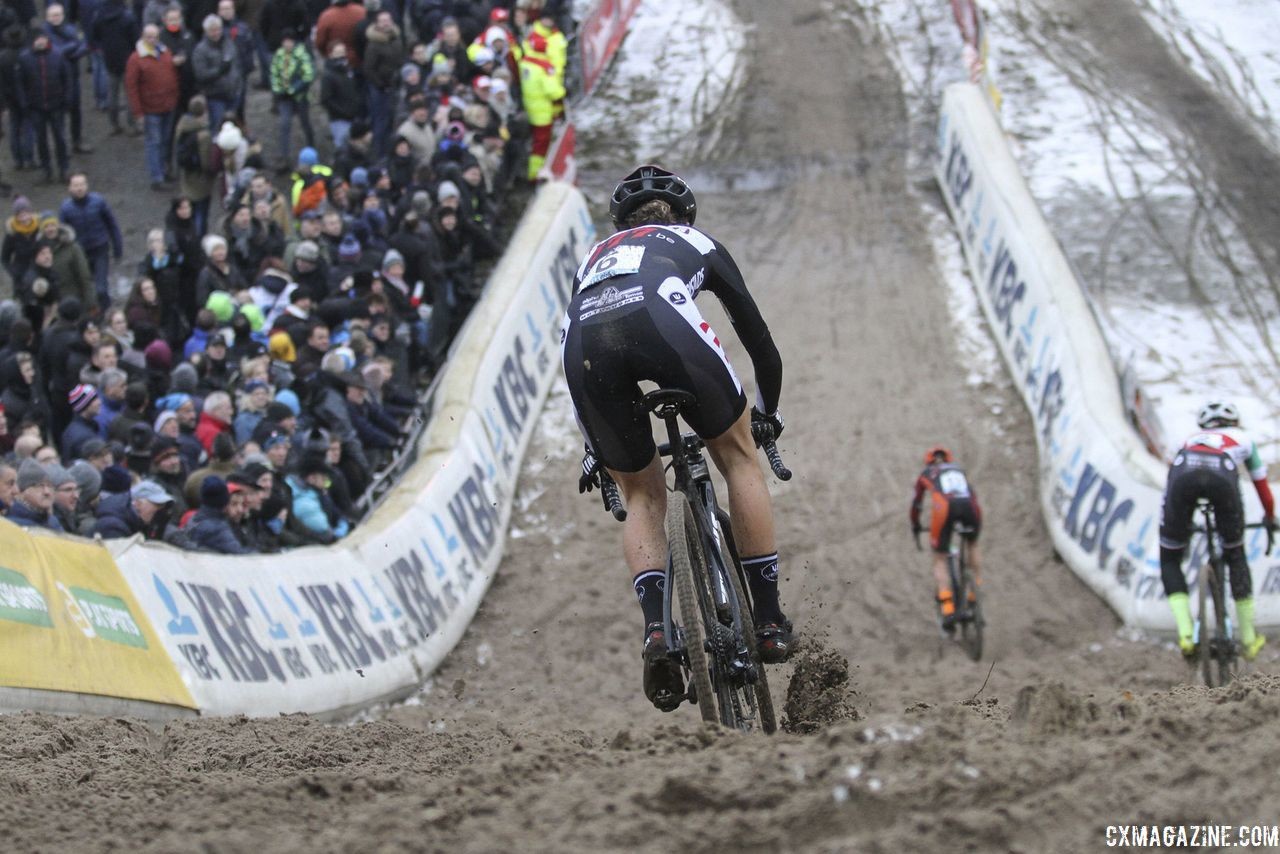 Alice Maria Arzuffi drops into the pit. 2018 Superprestige Zonhoven. © B. Hazen / Cyclocross Magazine