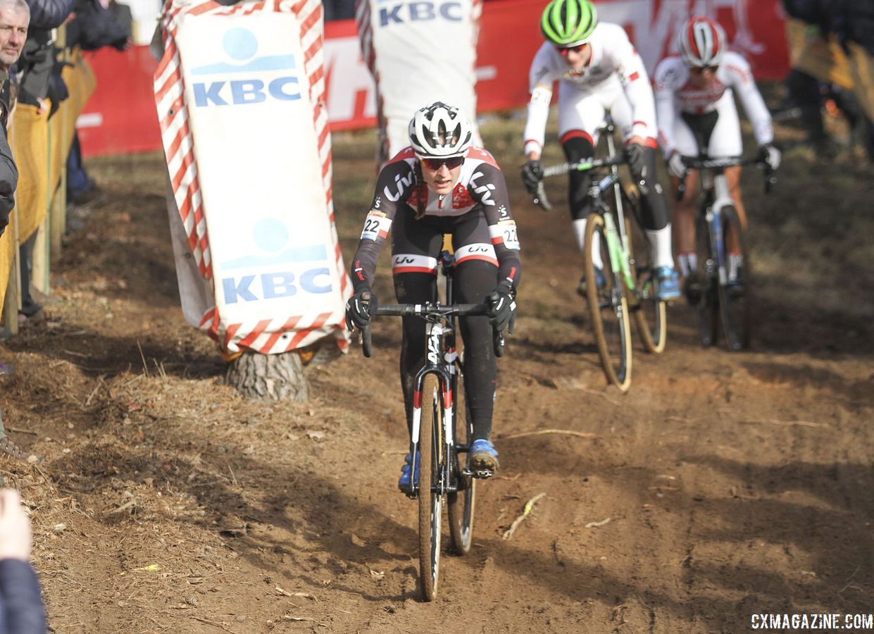 The Dutch women and many others mixed it up at the front on Wednesday. 2018 World Cup Heusden-Zolder. © B. Hazen / Cyclocross Magazine