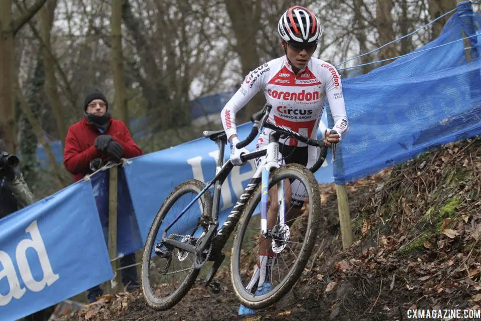 Ceylin del Carmen Alvarado got an early lead in the technical section and continued to pass through it well. 2019 Brussels Universities Cyclocross. © B. Hazen / Cyclocross Magazine