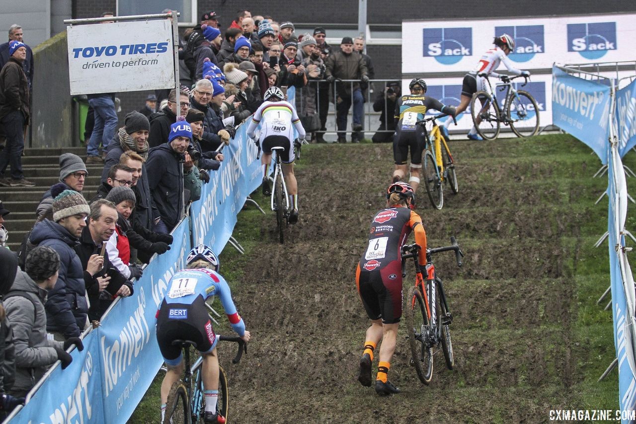 Sanne Cant gave riding the rollers a go in the first lap while most other riders dismounted. 2019 Brussels Universities Cyclocross. © B. Hazen / Cyclocross Magazine