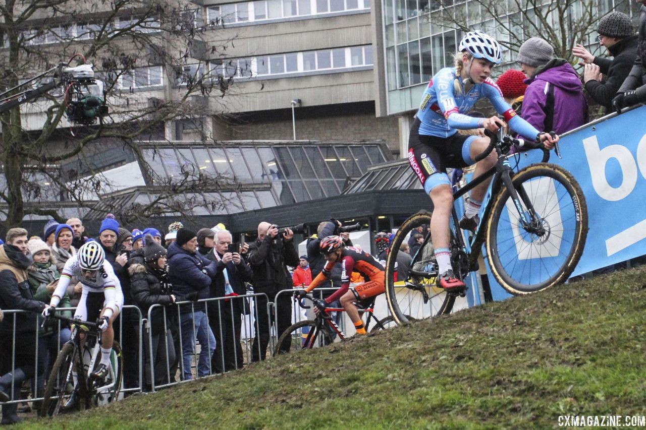 Laura Verdonschot leads chasers through an off-camber corner early in the race. 2019 Brussels Universities Cyclocross. © B. Hazen / Cyclocross Magazine