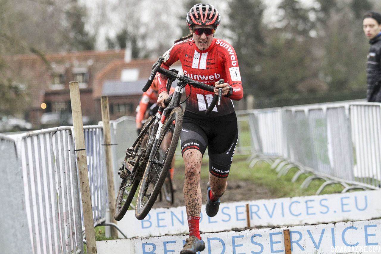 Lucinda Brand runs the barriers en route to her second Dutch National Championship. 2019 Dutch Cyclocross National Championships, Huijbergen. © B. Hazen / Cyclocross Magazine