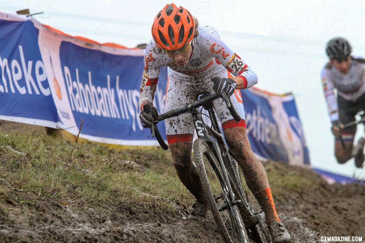 Vos wore the World Cup leader's jersey from start to finish. Elite Women. 2019 Hoogerheide World Cup, GP Adri van der Poel. © B. Hazen / Cyclocross Magazine