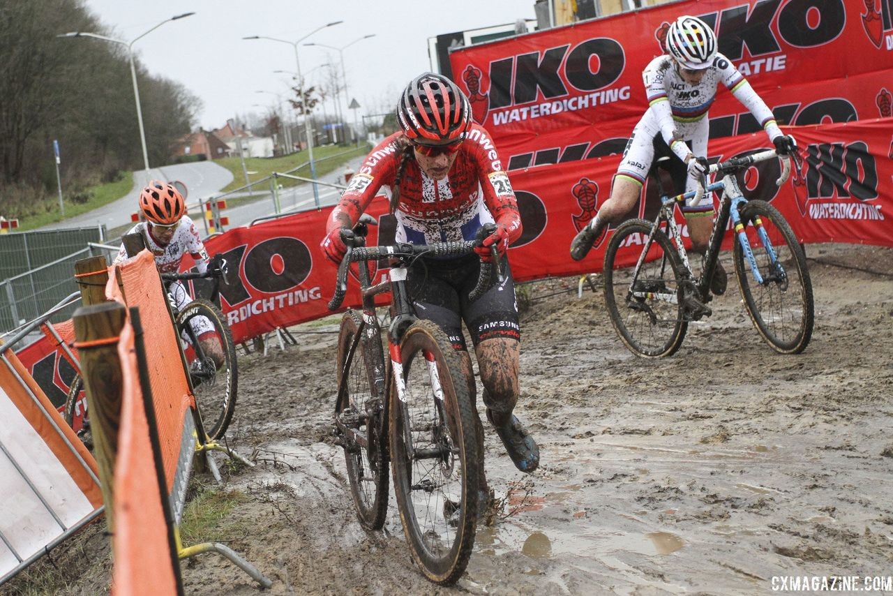 After an okay start, Brand moved her way to the front. 2019 World Cup Hoogerheide. © B. Hazen / Cyclocross Magazine