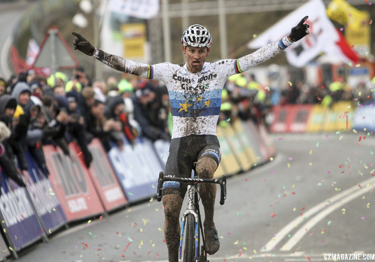 Mathieu van der Poel's post ups were also a common sight. 2019 World Cup Hoogerheide. © B. Hazen / Cyclocross Magazine