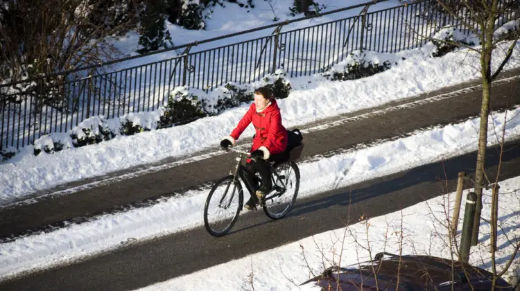 With the right gear, winter commuting is an accesible activity. photo: flickr user Mikael Colville-Anderson