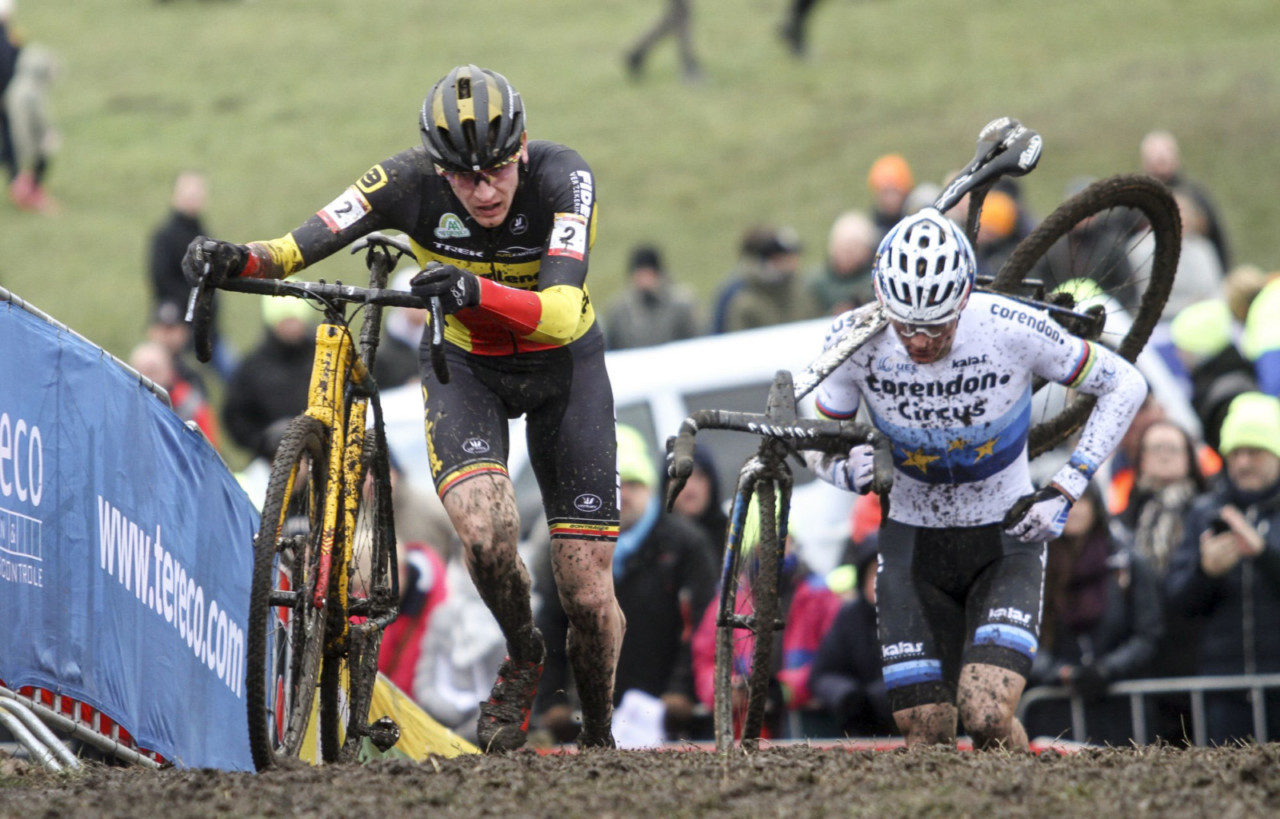 Aerts and Van der Poel traded leads in Lap 5. 2019 World Cup Hoogerheide. © B. Hazen / Cyclocross Magazine