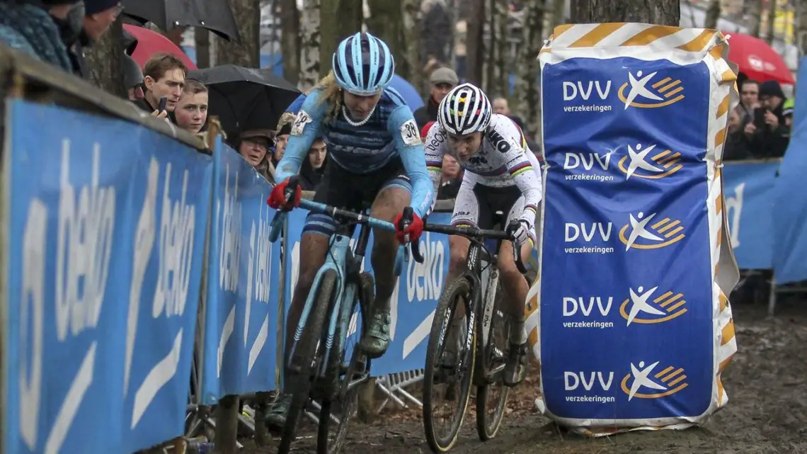 It wasn't Zolder, but the race leaders still had to dodge some trees. 2019 GP Sven Nys, Elite Women - DVV Verzekeringen Trofee. © B. Hazen / Cyclocross Magazine