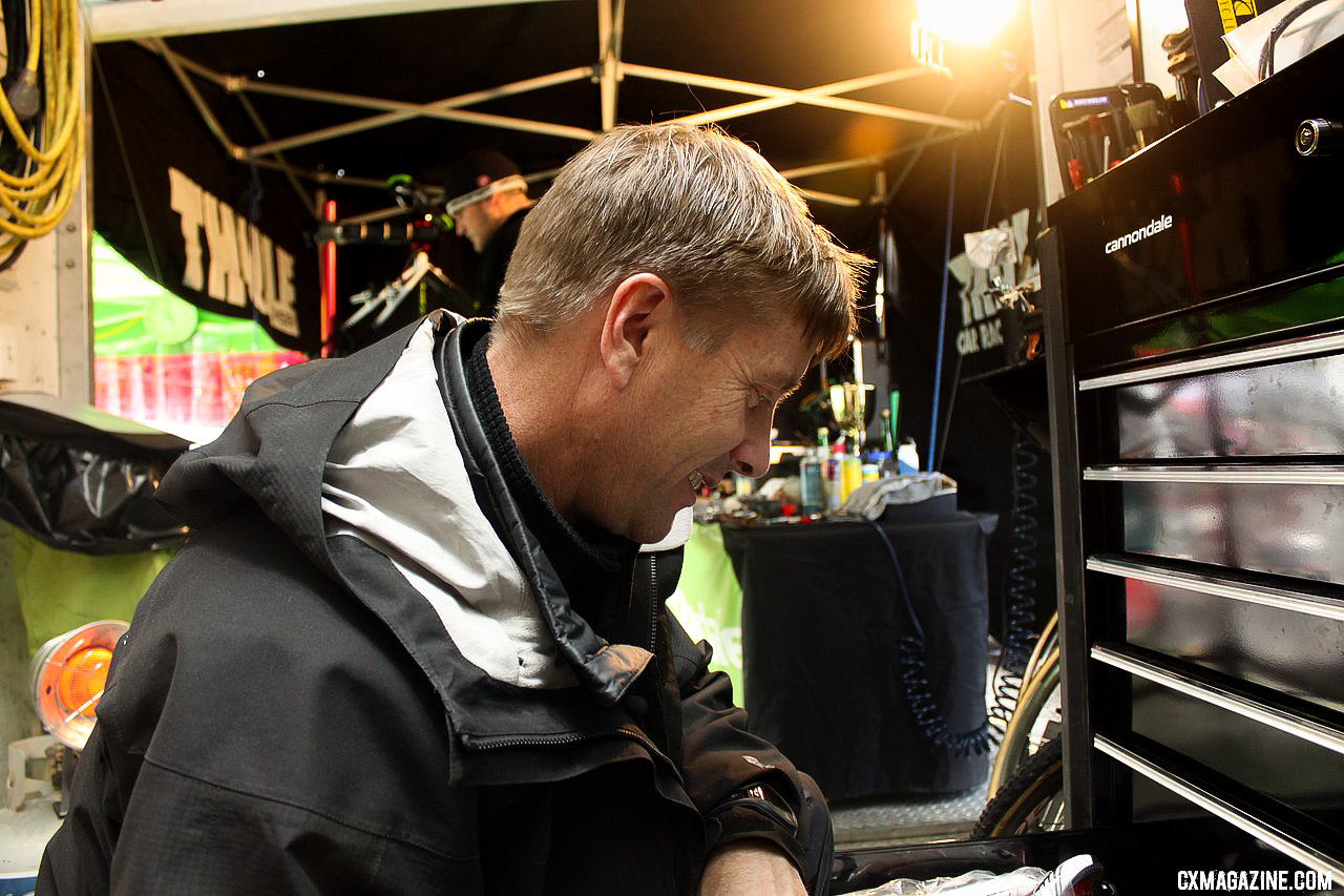 Stu Thorne working things out for the team. © A. Yee / Cyclocross Magazine