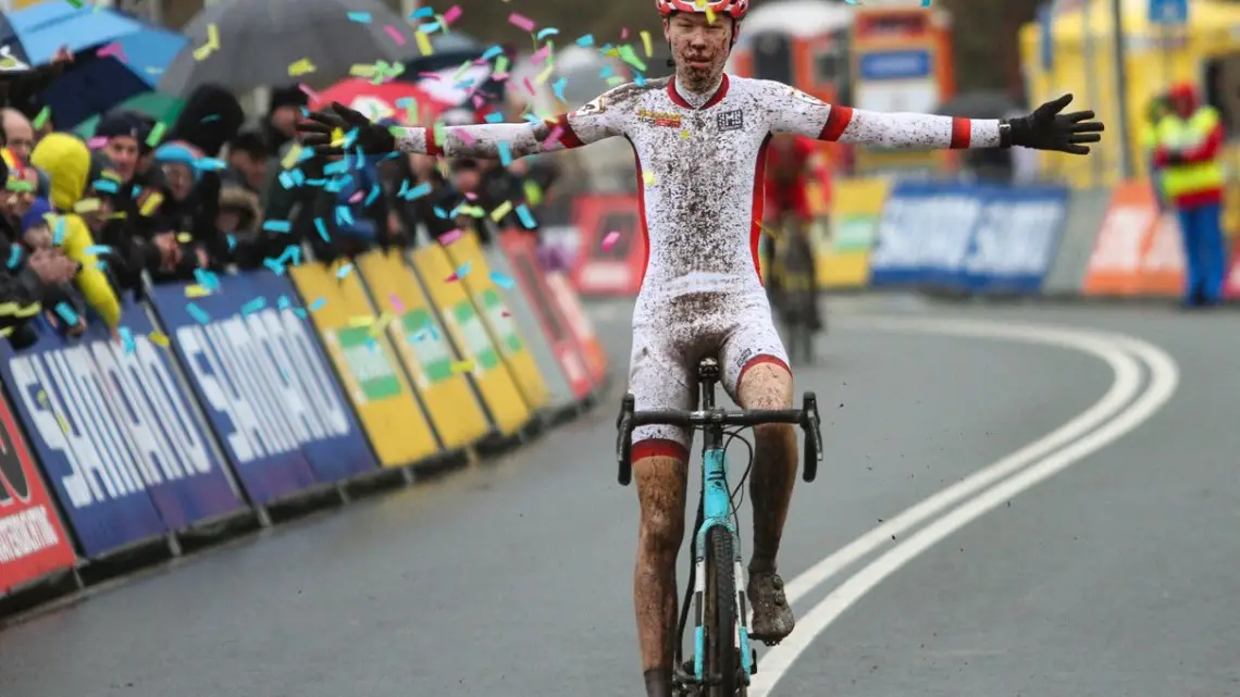 Wietse Meeussen wins the final World Cup and the overall title. 2019 Hoogerheide World Cup, Junior Men. © B. Hazen / Cyclocross Magazine