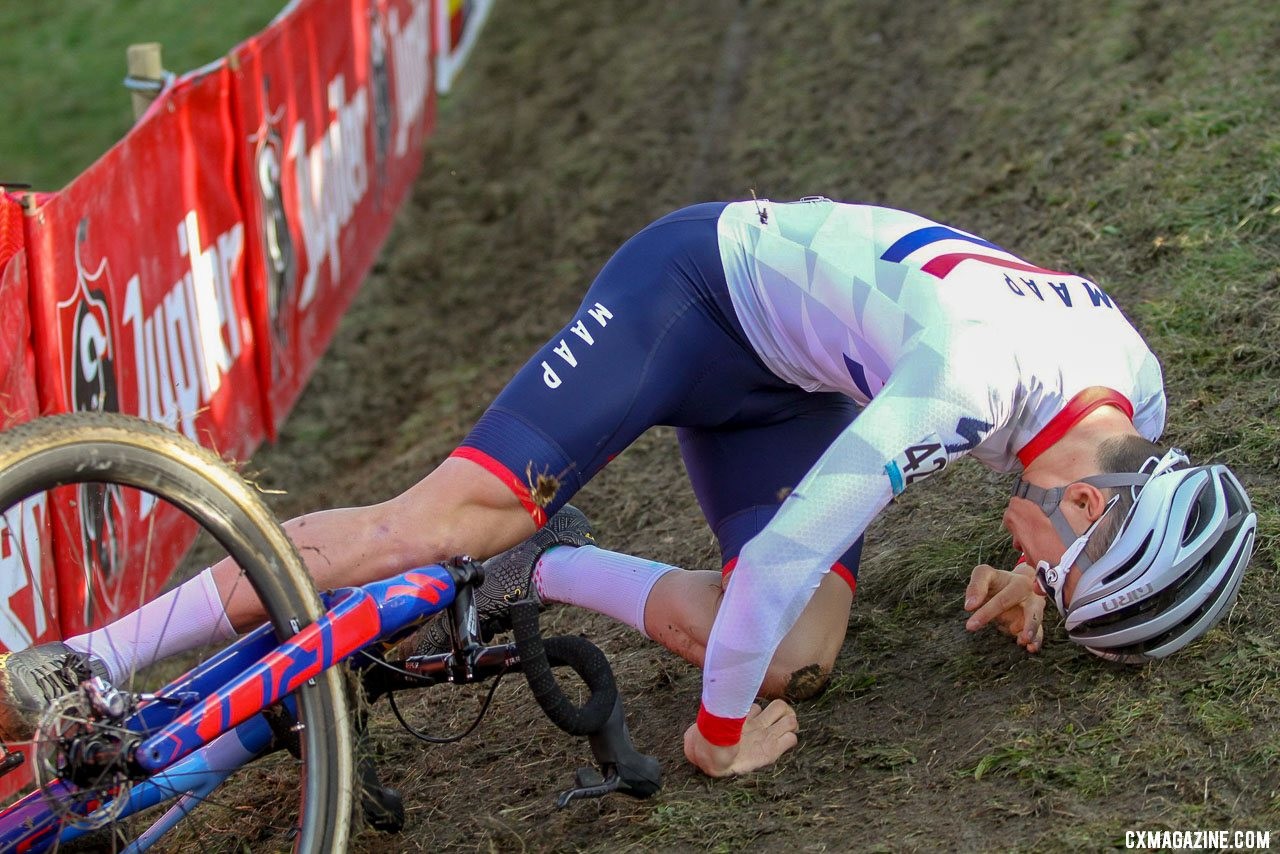 Pidcock took an early tumble on the off-camber. 2019 Telenet Superprestige Noordzeecross Middelkerke. Elite Men. © B. Hazen / Cyclocross Magazine