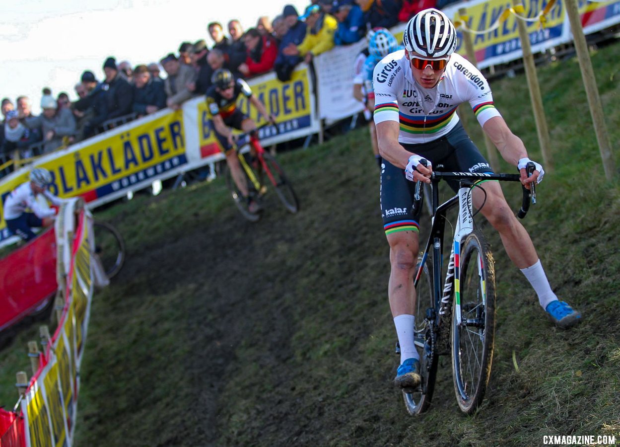 Van der Poel showed no effects from his ski trip early in the week. 2019 Telenet Superprestige Noordzeecross Middelkerke. Elite Men. © B. Hazen / Cyclocross Magazine