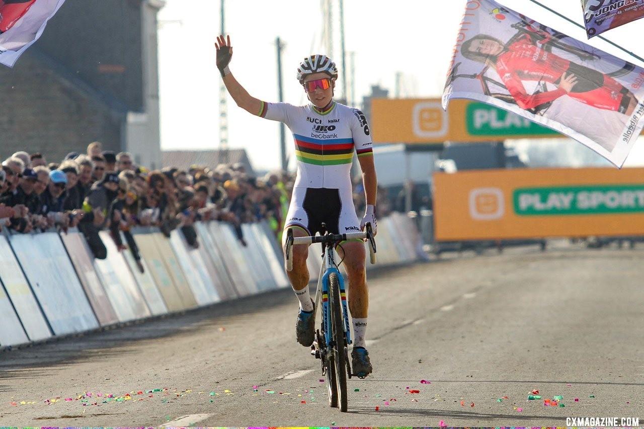 Sanne Cant takes the overall title. 2019 Telenet Superprestige Noordzeecross Middelkerke. Elite Women. © B. Hazen / Cyclocross Magazine