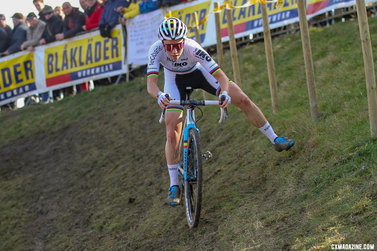 Sanne Cant had this off-camber dialed. . 2019 Telenet Superprestige Noordzeecross Middelkerke. Elite Women. © B. Hazen / Cyclocross Magazine