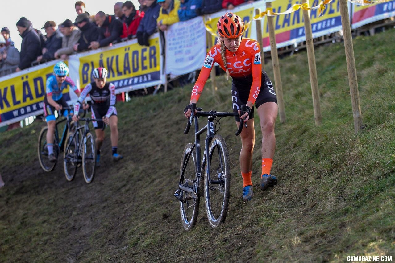 The off-camber proved to be a deciding factor in the race. Van der Heijden struggled on it, while the leaders rode away. 2019 Telenet Superprestige Noordzeecross Middelkerke. Elite Women. © B. Hazen / Cyclocross Magazine