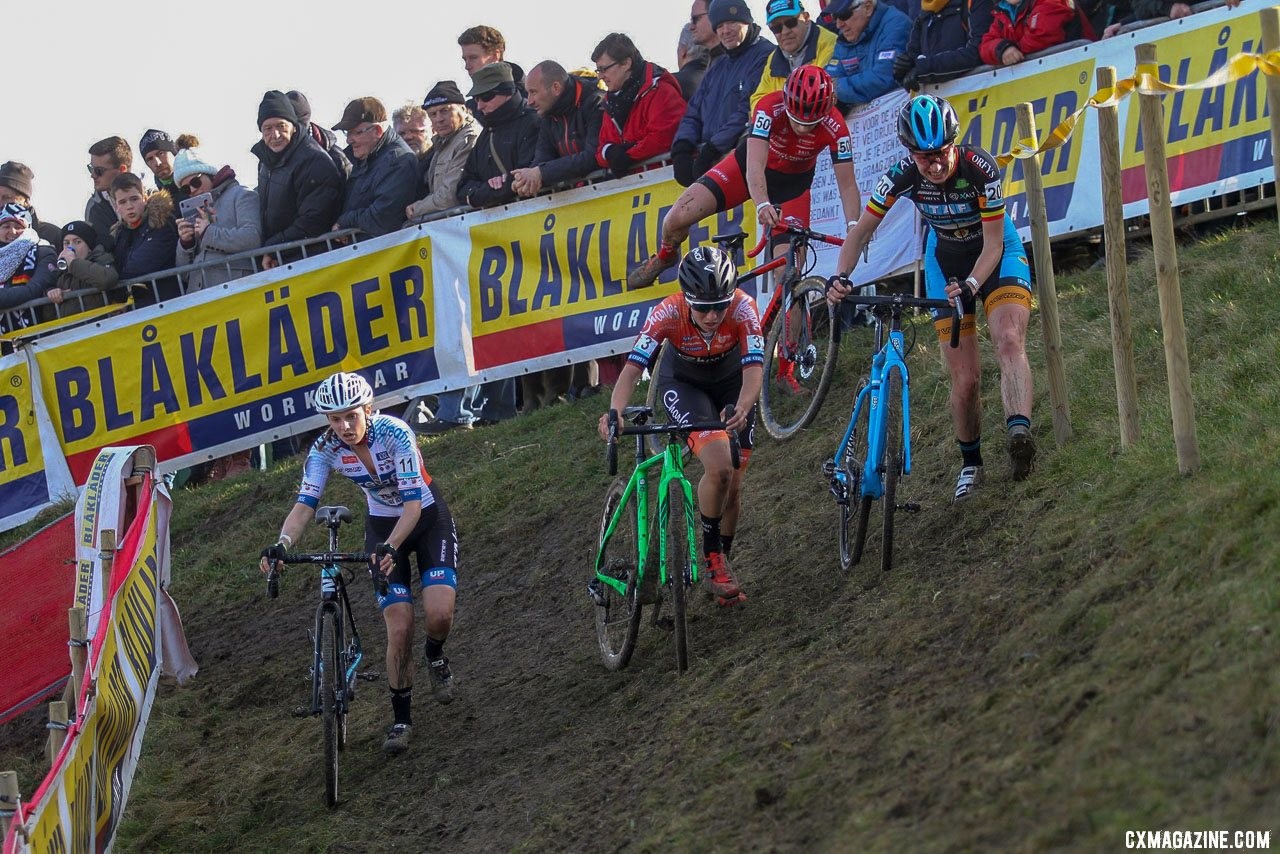The off-camber proved to be a deciding factor in the race. 2019 Telenet Superprestige Noordzeecross Middelkerke. Elite Women. © B. Hazen / Cyclocross Magazine
