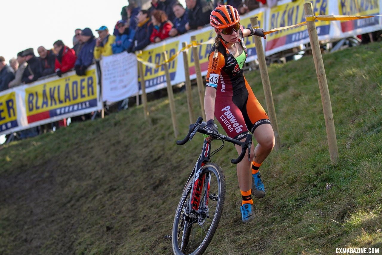 The off-camber proved to be a deciding factor in the race. 2019 Telenet Superprestige Noordzeecross Middelkerke. Elite Women. © B. Hazen / Cyclocross Magazine