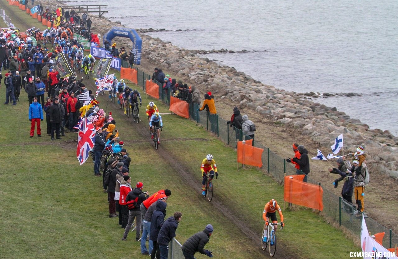 The Junior Men quickly spread out along the coast. Junior Men. 2019 Cyclocross World Championships, Bogense, Denmark. © B. Hazen / Cyclocross Magazine